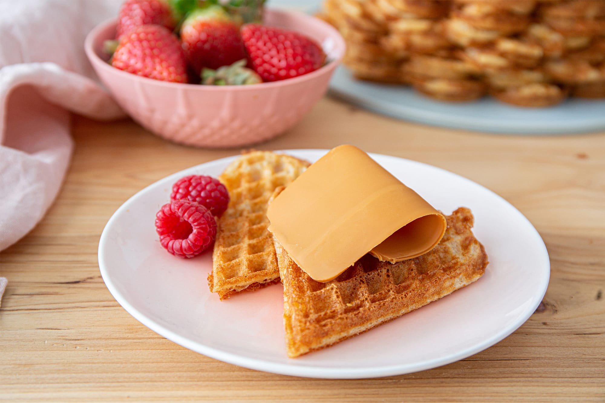 vaffel-med-brunost-og-ferske-bær