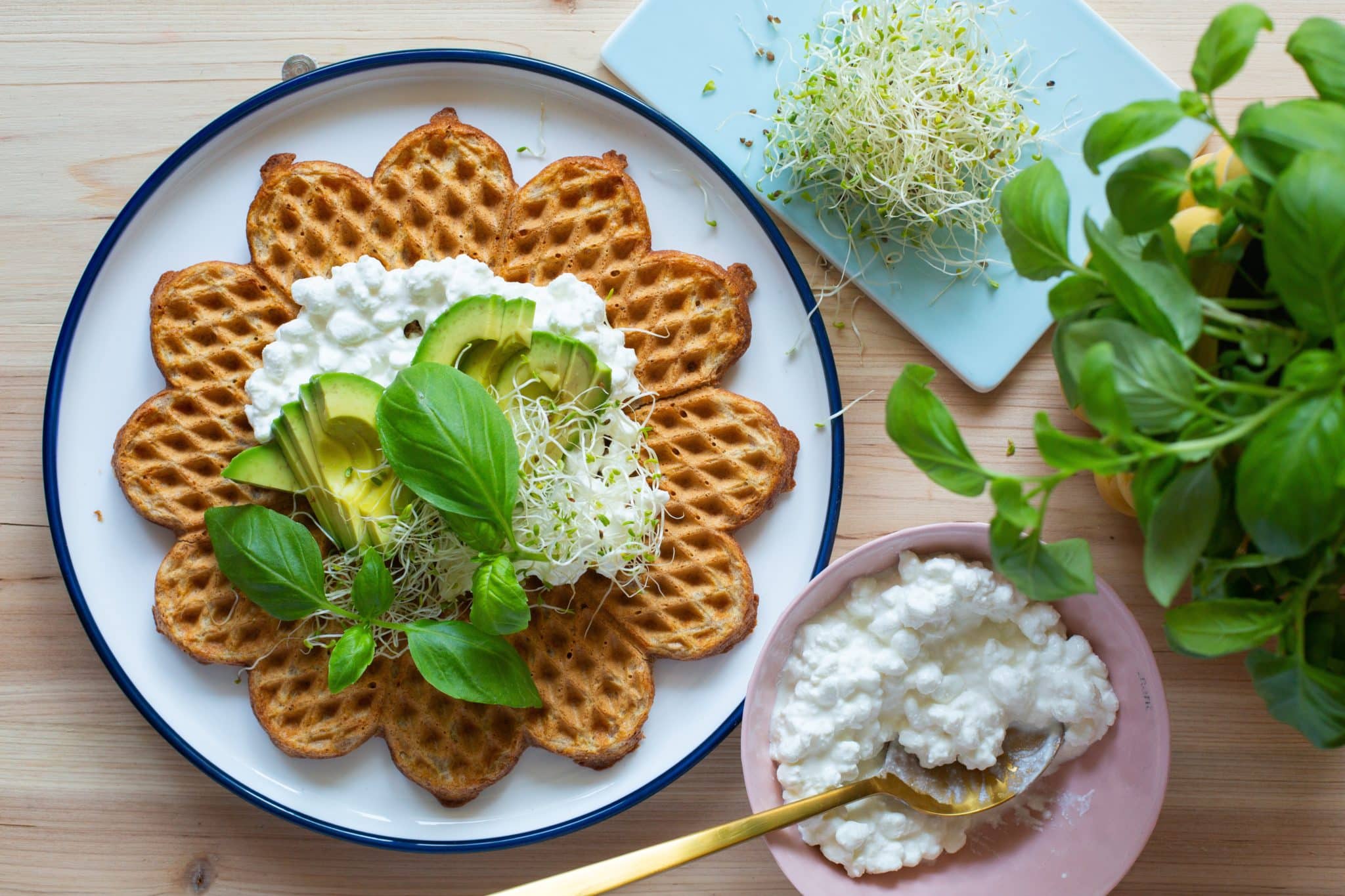 Grove lunsjvafler med avocado og cottage cheese