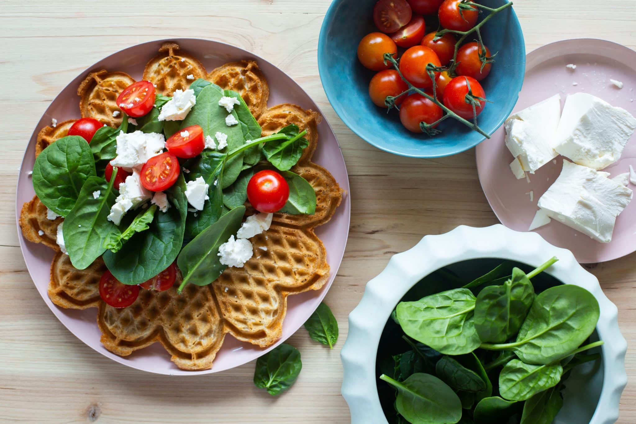 Grove vafler med spinat, feta og tomat