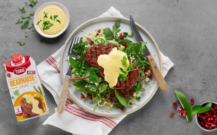 bilde av biff med salat og bearnaisesaus