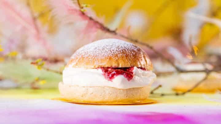 Fastelavnsbolle-med-krem-og-syltetøy