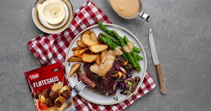 Grillet entrecote med fløtesaus og asparges