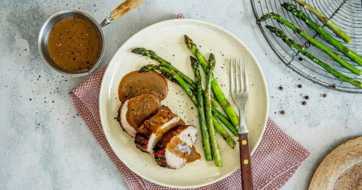 Grillet-svinefilet-i-skiver-med-peppersaus