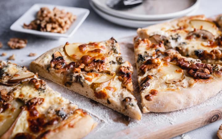 Hvit+pizza+med+pære+og+blåmuggost