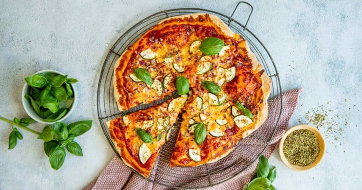 Italiensk vegetarpizza på grillen