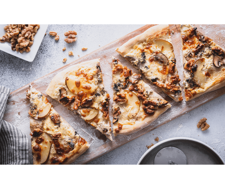 Hvit pizza med pære, blåmuggost og valnøtter