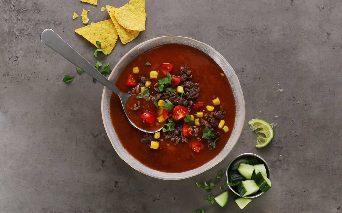 bilde av meksikansk tomatsuppe med tacorester