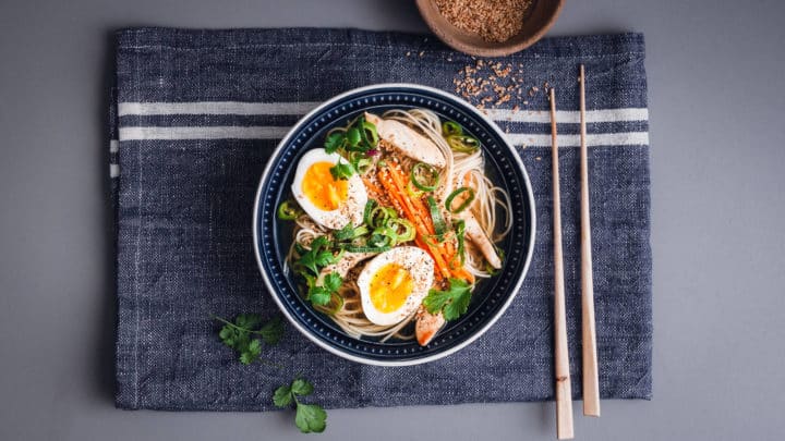 Ramensuppe-med-kylling-og-egg