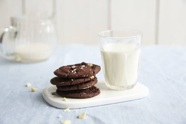 Sjokoladecookies+med+både+lys+og+mork+sjokolade