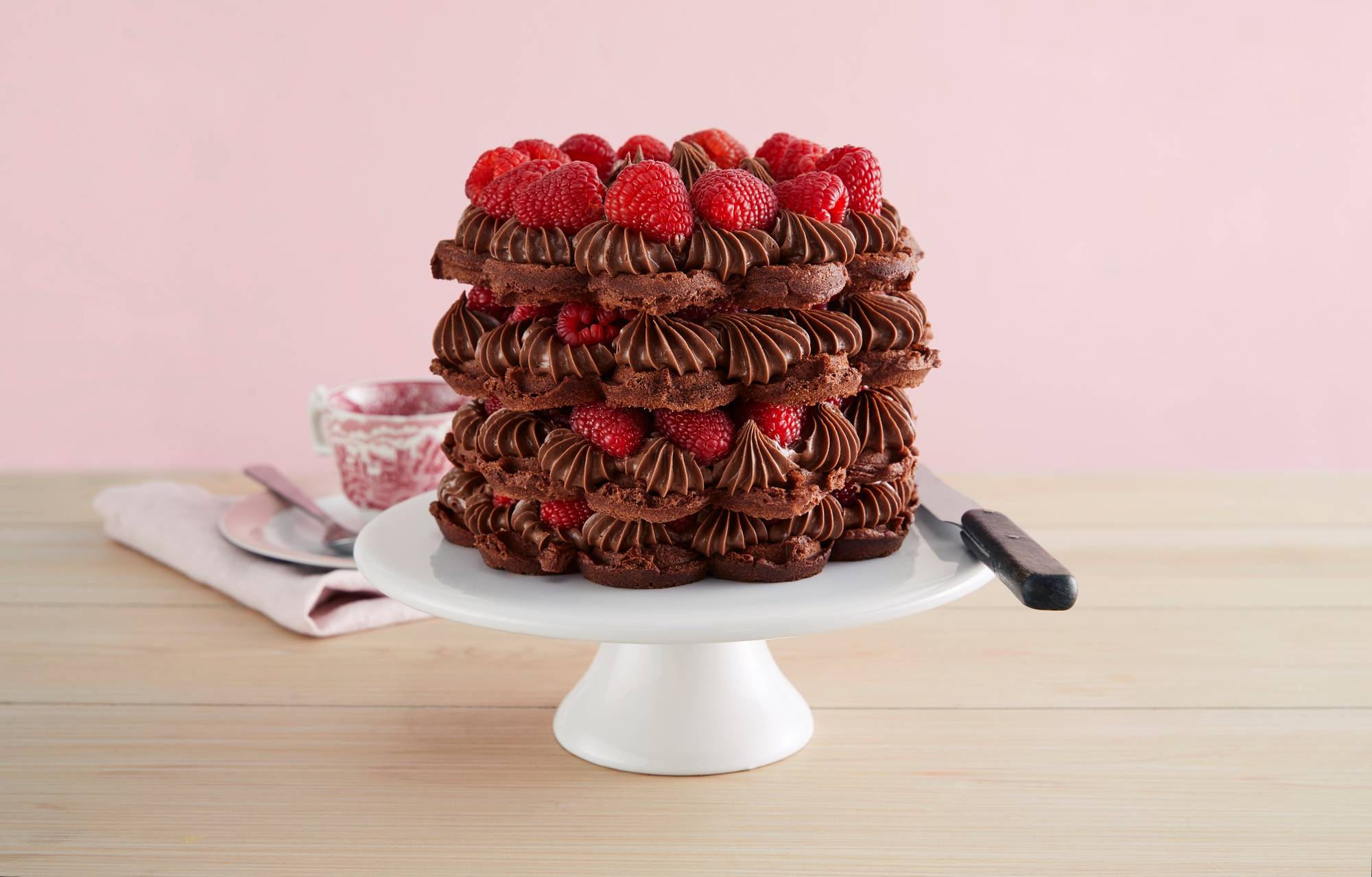 Sjokolade-vaffel-kake-med-bringebaer