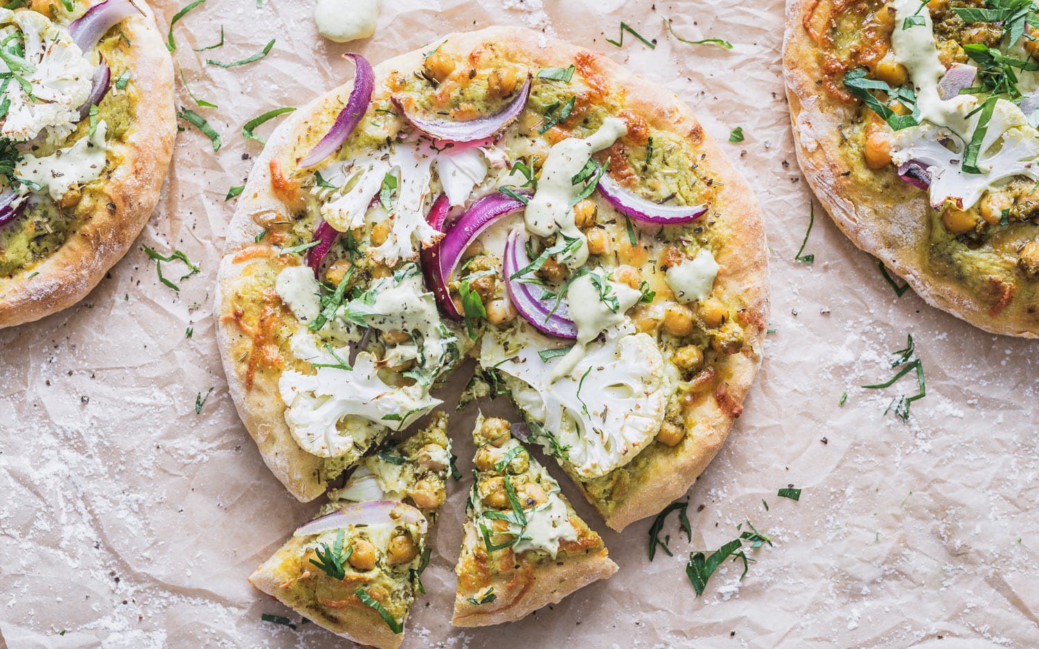 Søtpotetpizza med pesto og kikerter