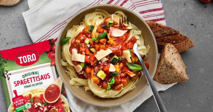 Spagetti med tomatsaus, squash og gulrot