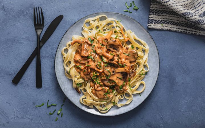 Vegetar stroganoffgryte med sopp og bønner