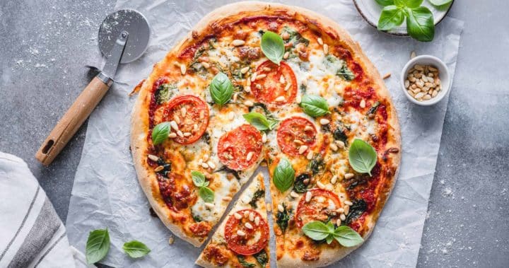 Italiensk vegetarpizza med spinat, tomat og basilikum