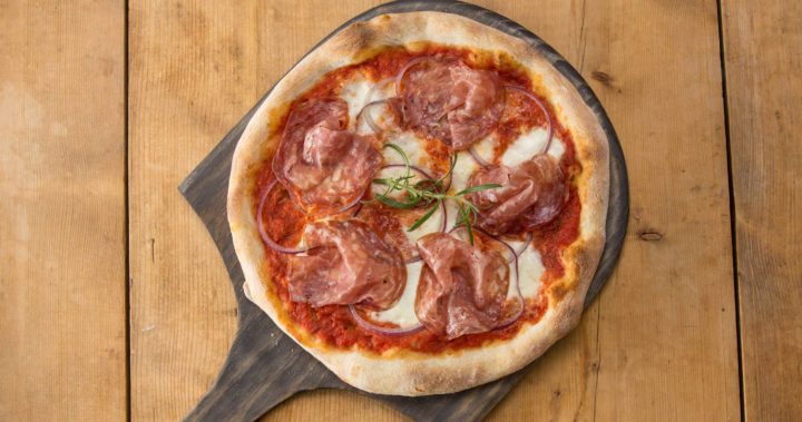 Italiensk pizza med fennikelsalami og rosmarin