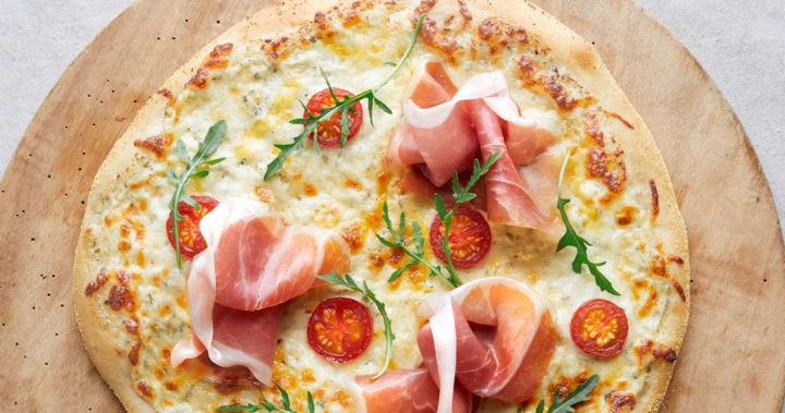 Hvit pizza med spekeskinke og ruccola