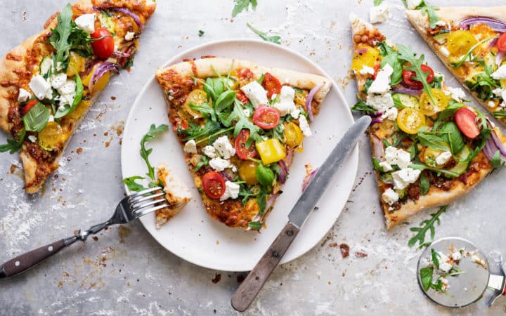 Vegetarpizza-med-squash-spinat-og-paprika