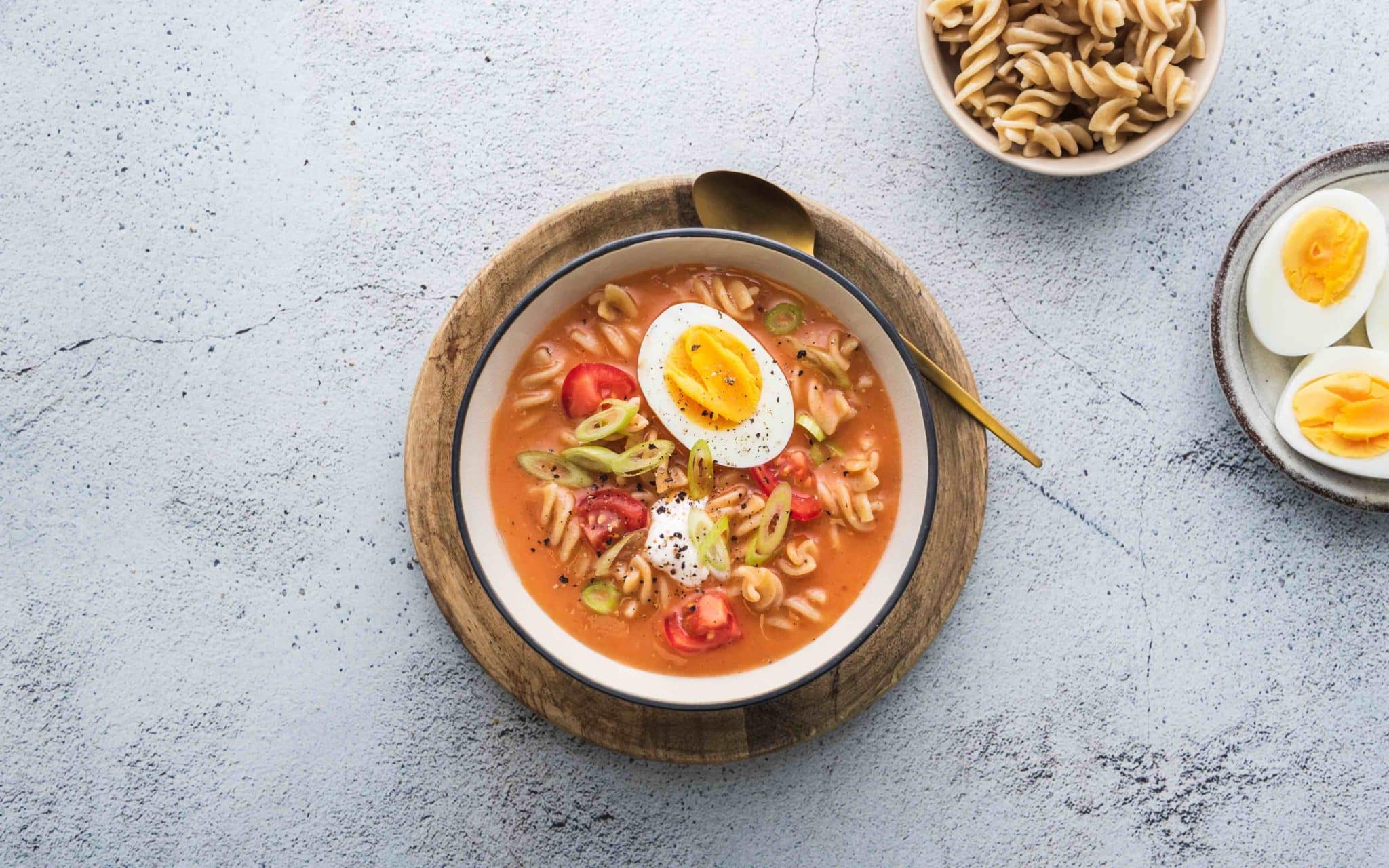 Klimasmart tomatsuppe med egg, pasta og tomat