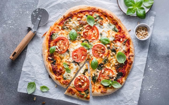 Italiensk-vegetarpizza-med-spinat-tomat-og-basilikum